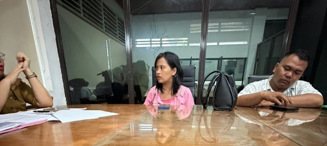 Kuasa hukum Paul Junisu Jethro Tambunan, SE., SH., MH bersama kliennya yang di PHK sepihak oleh RSU Latersia saat menghadiri undangan klarifikasi Disnaker Sumut, Senin (26/10).(ist)
