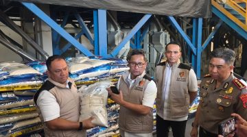 Dirtipideksus Bareskrim Polri yang juga Ka Satgas Pangan Polri Kombes Pol Suhasto dan Kasubdit I Dittipideksus Bareskrim Polri Kombes Pol Dery Agung Wijaya memperlihatkan beras asli yang berasal dari sidrag, sulawesi selatan di PT UDS, Jumat (30/10).(jostamb).