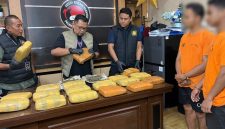 Kasat Narkoba Polrestabes Medan AKBP Rafli Yusuf Nugraha menginterogasi kedua tersangka, dengan barang bukti didepannya. (ist)