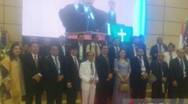 Ketua Umum panitia Dr Effendi Simbolon bersama panitia di kantor pusat HKBP Tarutung.(ist)