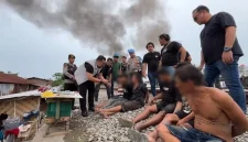 Polisi bakar barak-Polisi menangkap para pelaku penyalahgunaan narkoba di bantaran rel Tembung.(ist)